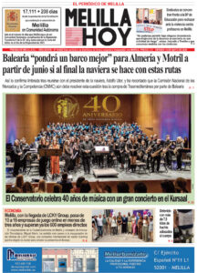 Portada del periódico Melilla Hoy con una foto de una orquesta y coro en un escenario, con el texto del aniversario 40 años en el Kursaal y público al frente.
