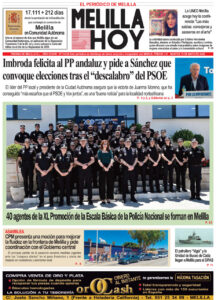 Grupo de 40 agentes de la Policía Nacional en uniforme posando frente a un edificio, con una mujer vestida de verde en el centro.