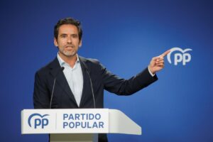 Portavoz del PP habla en rueda de prensa sobre política actual.