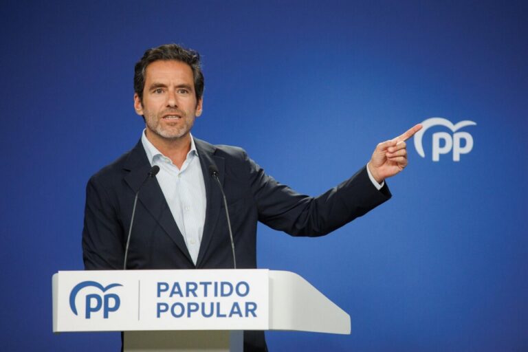 Portavoz del PP habla en rueda de prensa sobre política actual.