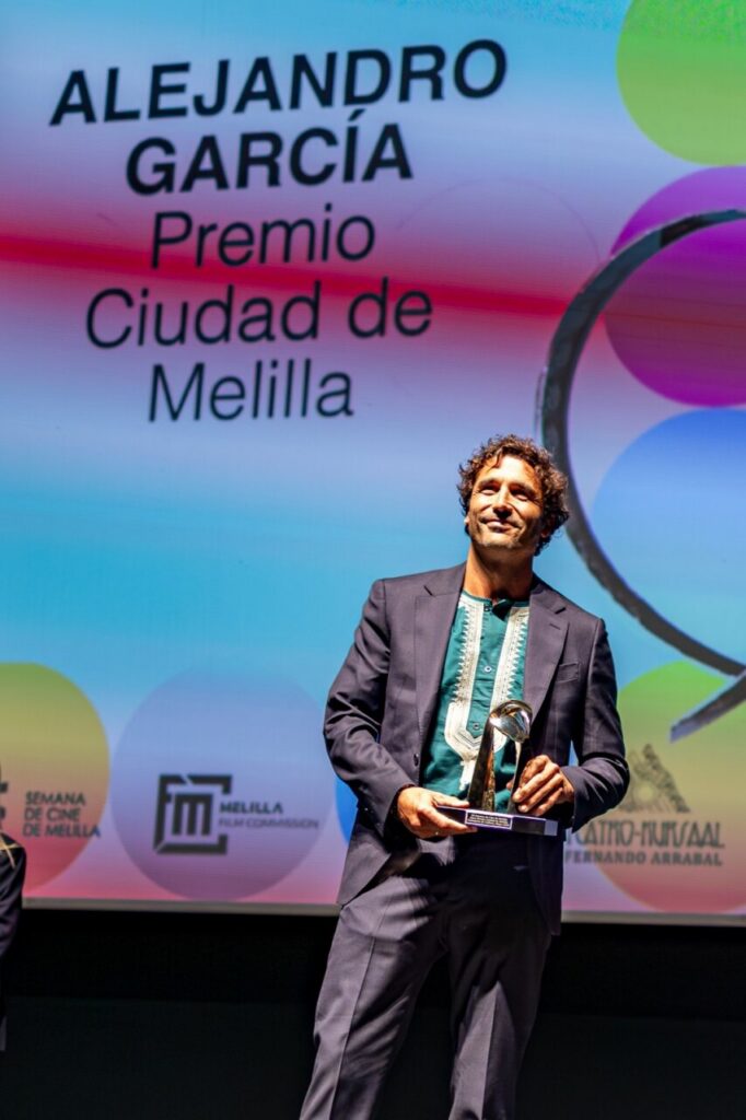Alejandro García recibiendo el Premio Ciudad de Melilla en el escenario