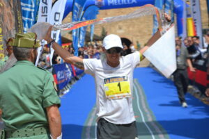 Eduardo Calderay Saavedra celebrando su victoria en la carrera La Africana