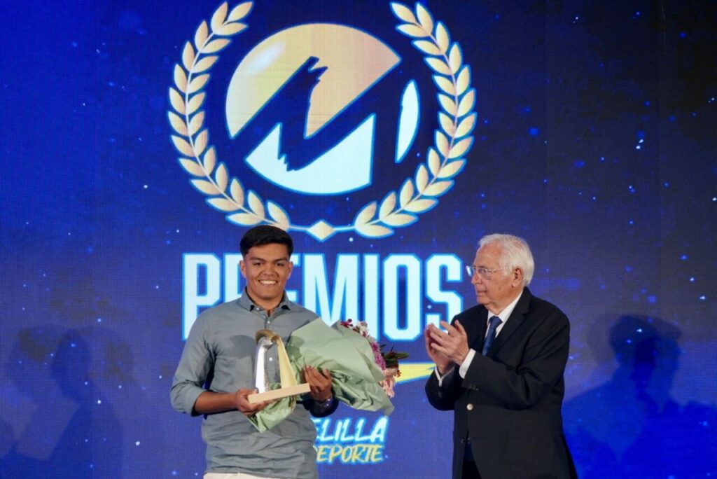 Entrega de un premio en un evento deportivo en Melilla