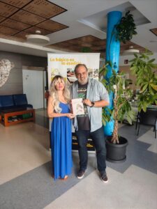 Dos personas sosteniendo un libro en un evento en Melilla