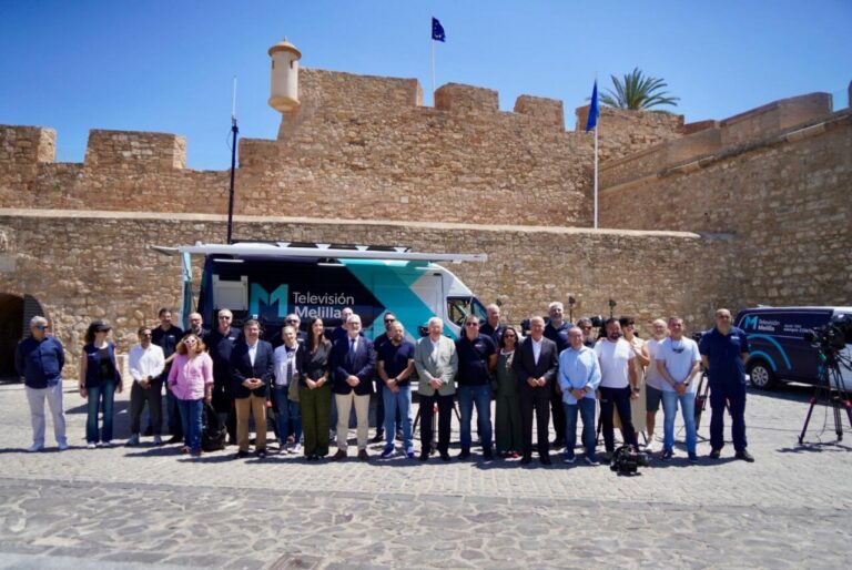 Grupo de personas junto a la nueva unidad móvil de TVMelilla en la Plaza de las Culturas