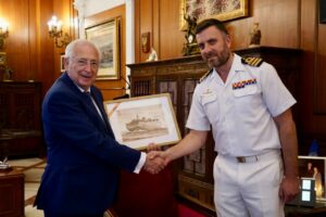 El presidente de Melilla y el comandante del buque Ysabel estrechan manos