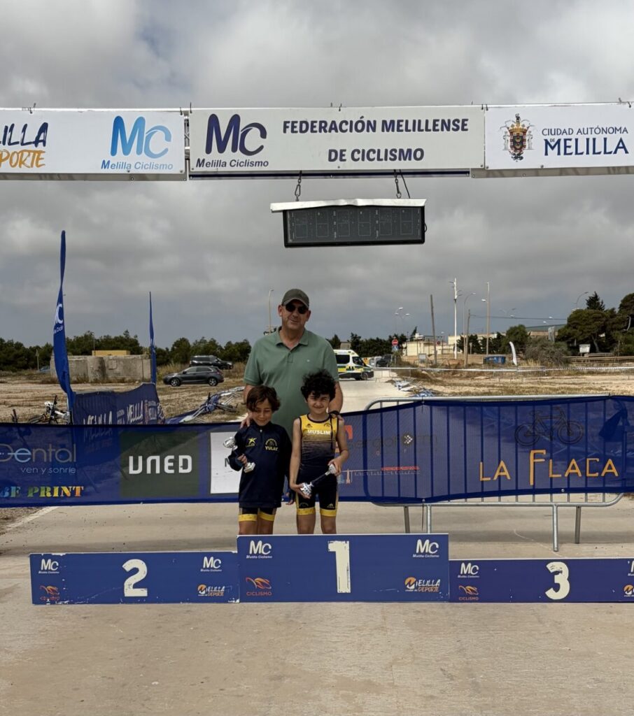 Niños en el podio tras competición de ciclismo en Melilla