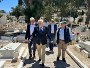 Visita de autoridades al cementerio cristiano de La Purísima en Melilla