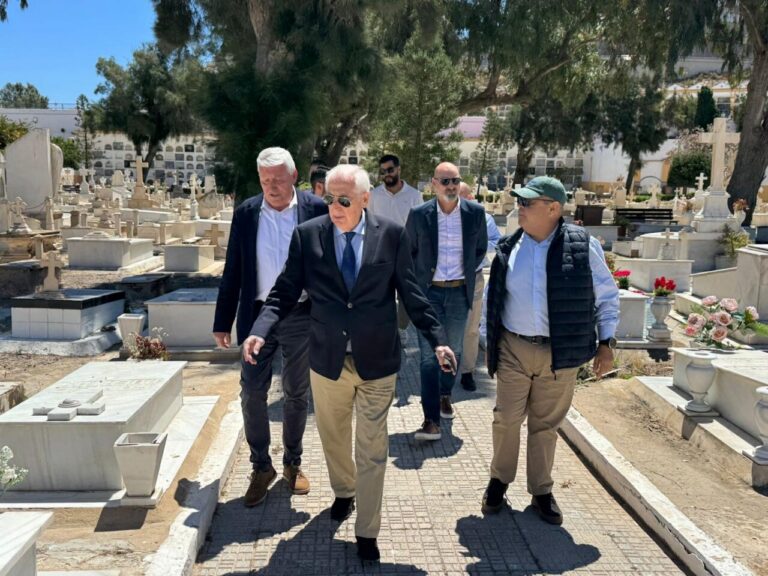 Visita de autoridades al cementerio cristiano de La Purísima en Melilla