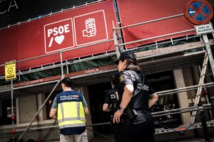 Policías en la sede del PSOE durante una investigación judicial