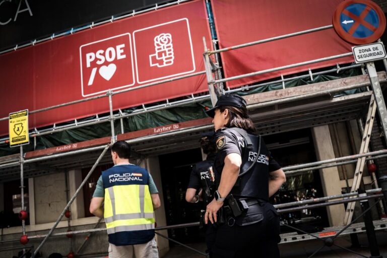 Policías en la sede del PSOE durante una investigación judicial