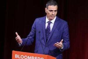 Líder del PSOE hablando en un evento sobre igualdad ciudadana