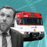 Tren de Renfe en una estación con un fondo azul