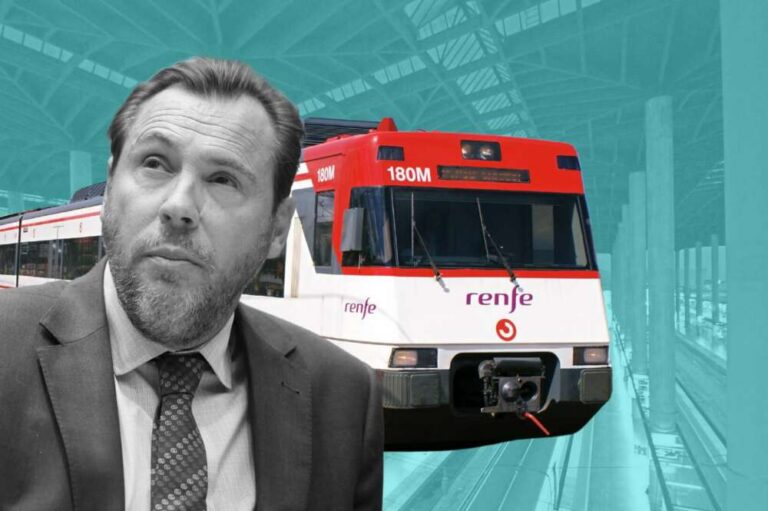 Tren de Renfe en una estación con un fondo azul