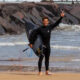 Quino Pomedio en la playa con una tabla de surf