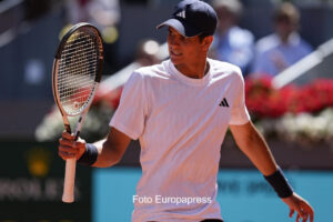 Rafa Jódar en el Mutua Madrid Open mostrando su raqueta