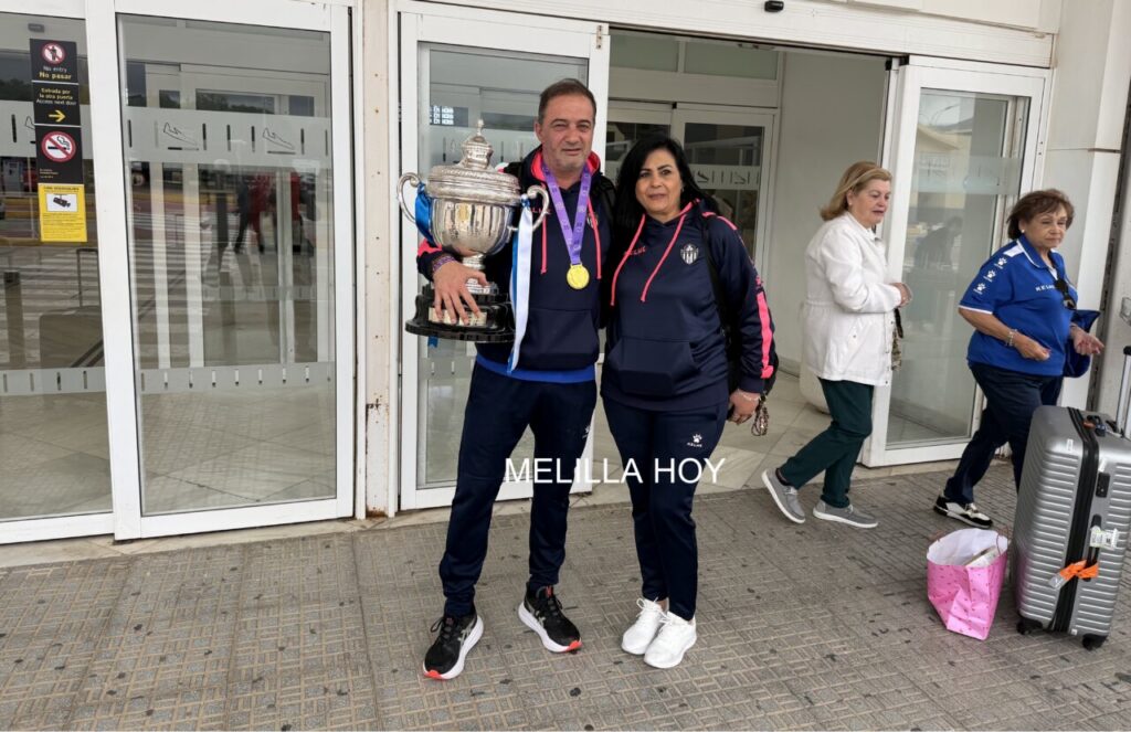 Rafa Torreblanca sosteniendo la Copa de la Reina en el aeropuerto de Melilla