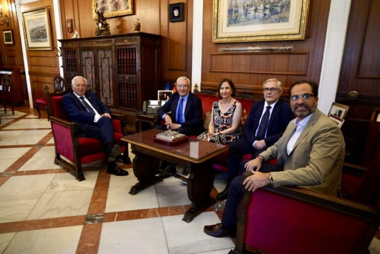 Reunión en la recepción de la Academia de Medicina en Melilla