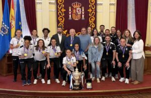 Juan José Imbroda con el equipo Melilla Torreblanca tras ganar la Copa de la Reina