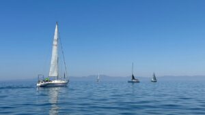 Veleros navegando en la bahía de Melilla bajo un cielo despejado