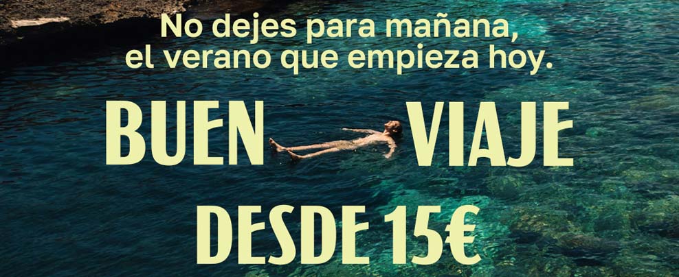 Persona flotando en el agua con texto promocional de Renfe.
