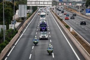 Caravana de vehículos en la carretera durante la repatriación de españoles