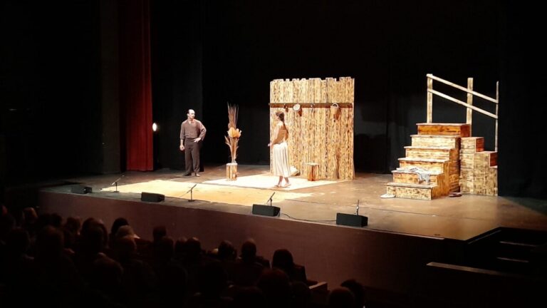 Actores en un escenario durante una representación teatral.