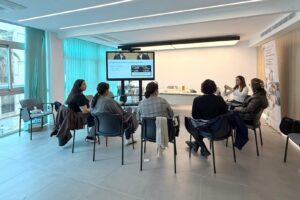 Grupo de personas participando en una reunión sobre el método STAR