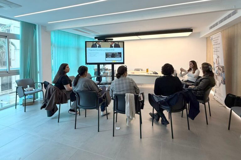 Grupo de personas participando en una reunión sobre el método STAR