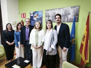 Grupo de personas en una reunión sobre psicología en mayo de 2025