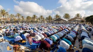 Personas rezando en grupo durante la Fiesta del Sacrificio en Melilla