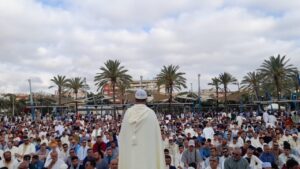 Miles de musulmanes congregados en la Plaza Multifuncional de Melilla durante un rezo colectivo.