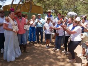 Celebración de la Romería del Rocío en Melilla con participantes alegres