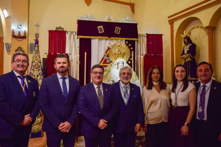 Grupo de personas en la misa de la Romería del Rocío en Melilla
