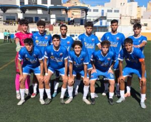 Equipo de fútbol del Rusadir posando en el campo antes del partido