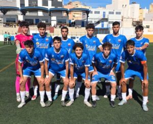 Equipo de fútbol del C.F. Rusadir posando en el campo