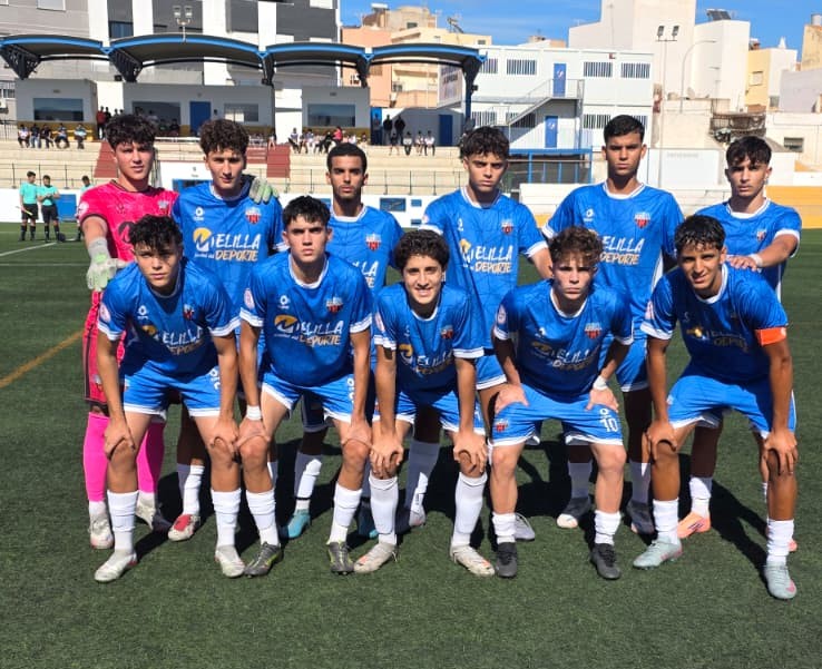Equipo de fútbol del C.F. Rusadir posando en el campo