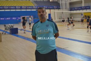 Salim Abdelkader, entrenador del Club Voleibol Melilla, en el pabellón de entrenamiento.