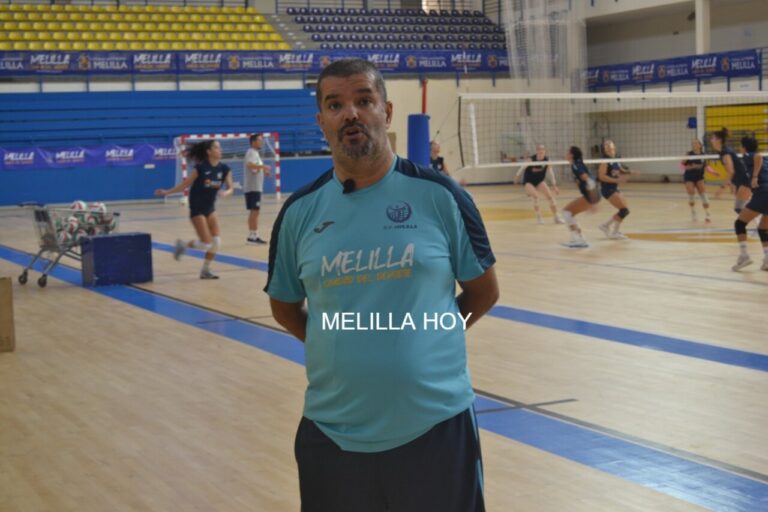 Salim Abdelkader, entrenador del Club Voleibol Melilla, en el pabellón de entrenamiento.