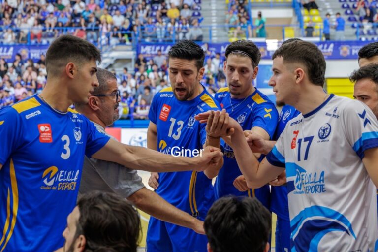 Entrenador Salim Abdelkader y jugadoras del Club Voleibol Melilla con trofeo en el Pabellón Javier Imbroda