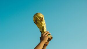 Trofeo de la Copa Mundial de la FIFA sostenido por una mano