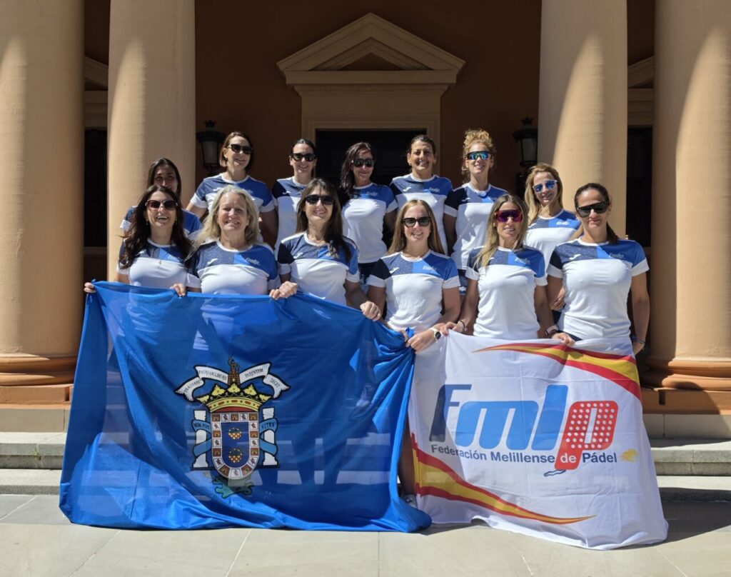 Integrantes de la selección femenina de Melilla posando con banderas de pádel