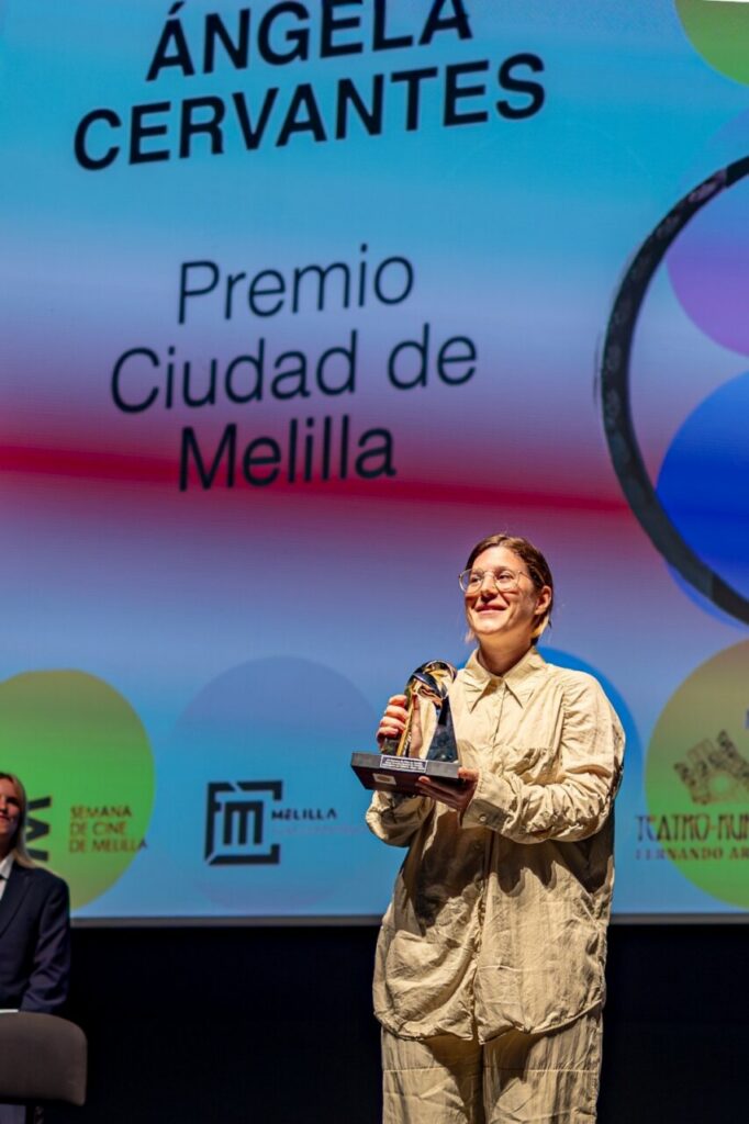 Ángela Cervantes recibiendo el Premio Ciudad de Melilla en la gala de clausura