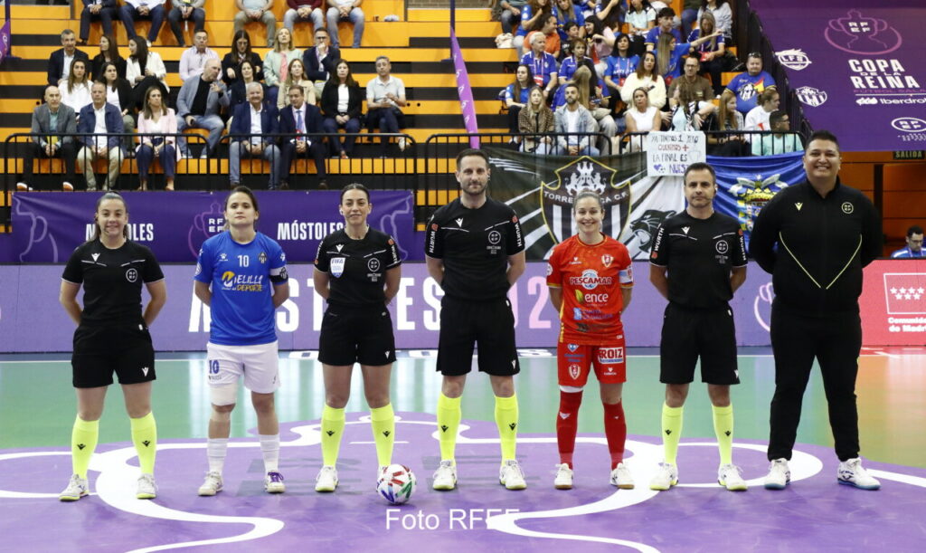 Jugadores y árbitros en la semifinal de la Copa de la Reina de fútbol sala femenino