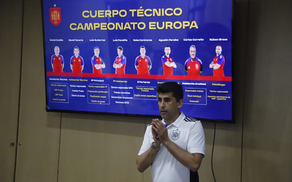Paco Gallardo durante una jornada de actualización en fútbol