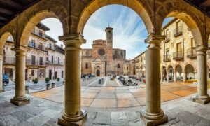 Vista de la plaza de Sigüenza con arcos y edificios históricos