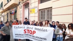 Concentración de sindicatos contra la violencia hacia docentes en Melilla