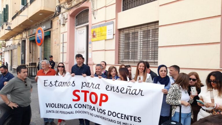 Concentración de sindicatos contra la violencia hacia docentes en Melilla