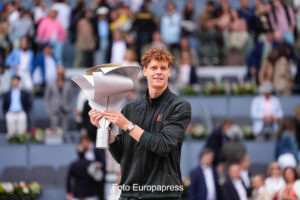 Jannik Sinner sosteniendo el trofeo tras ganar en Madrid