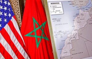 Banderas de Estados Unidos y Marruecos junto a un mapa